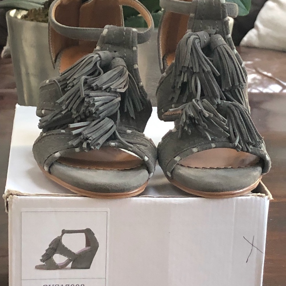 Women’s Suede Tassel Wedge Sandals in Gray